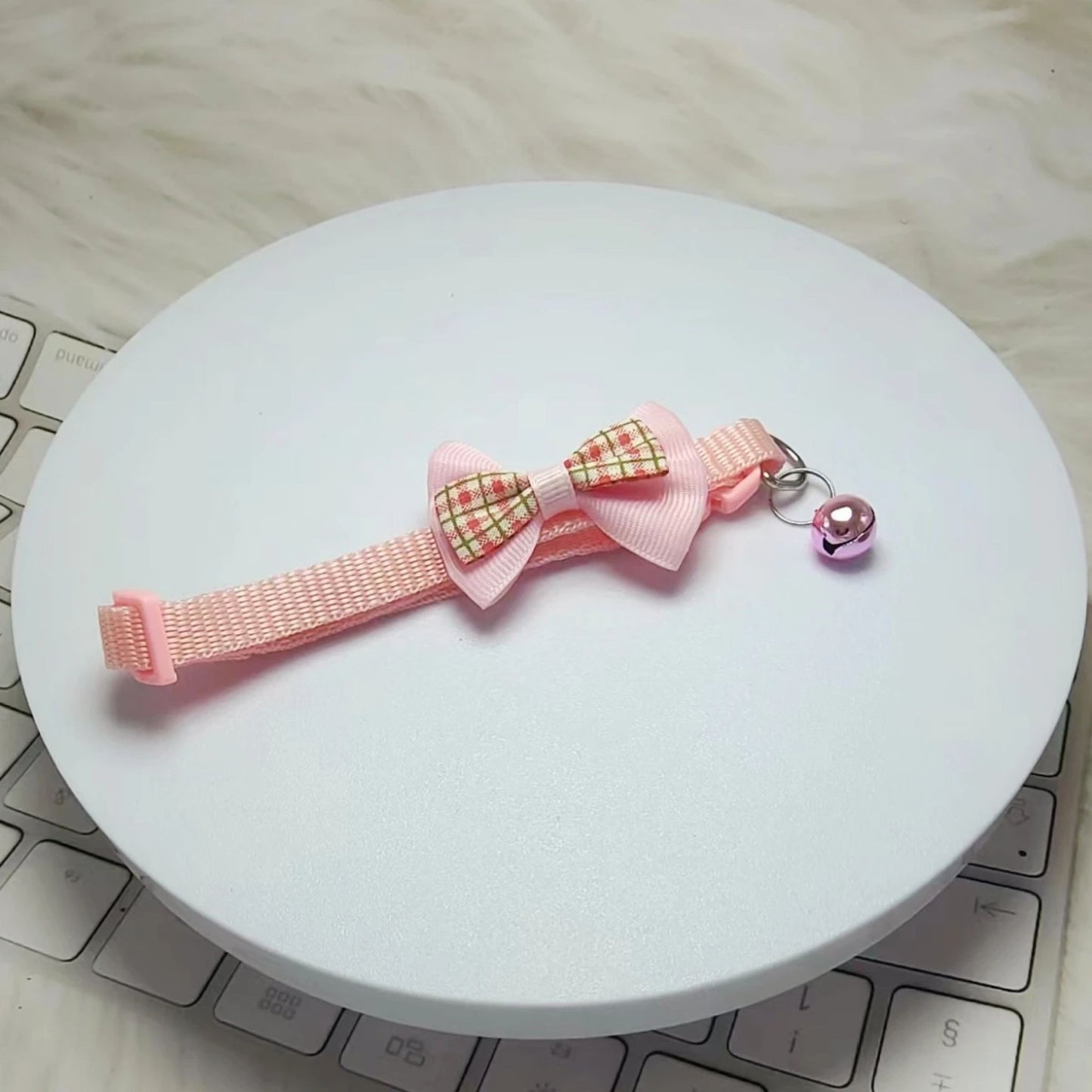 Pink adjustable cat collar with bell and bow from TrendyPet's Zone, stylish and comfortable for cats.