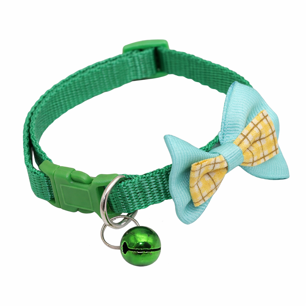 Green adjustable cat collar with bell and bow, stylish and comfortable, from TrendyPet's Zone, designed for cats' safety and charm.