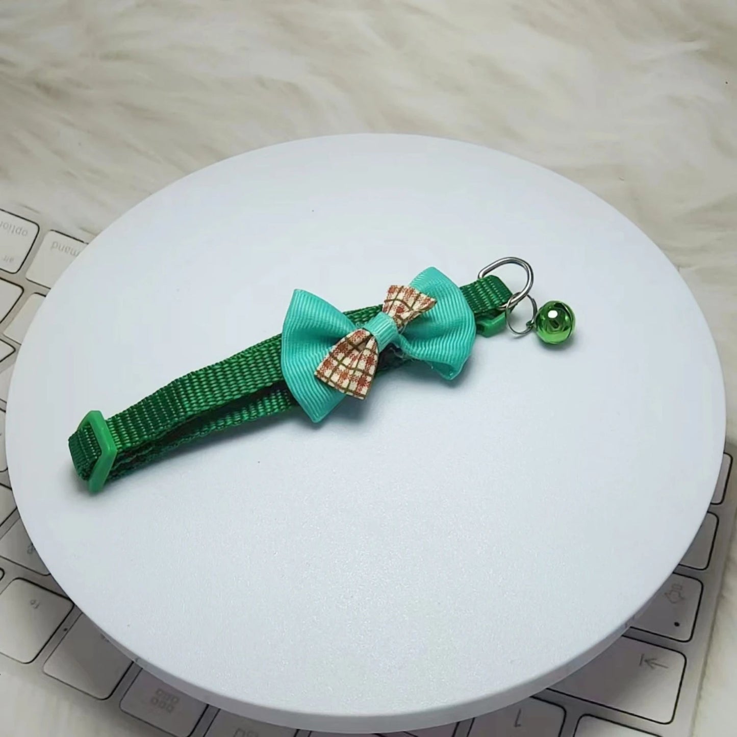 Green adjustable cat collar with bell and bow from TrendyPet's Zone, stylish and comfortable for cats.